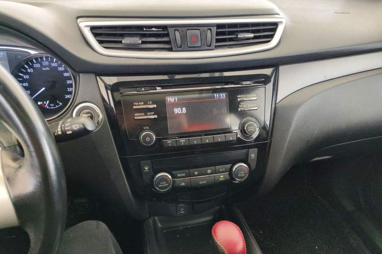 Used Nissan X-Trail 2014 2.0L CVT Comfort Edition 2WD Audio And AC Panel