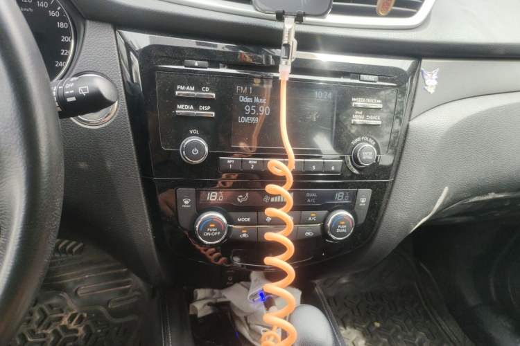 Used Nissan X-Trail 2014 2.0L CVT Comfort Edition 2WD Audio And AC Panel