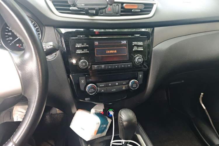 Used Nissan X-Trail 2014 2.0L CVT Comfort Edition 2WD Audio And AC Panel