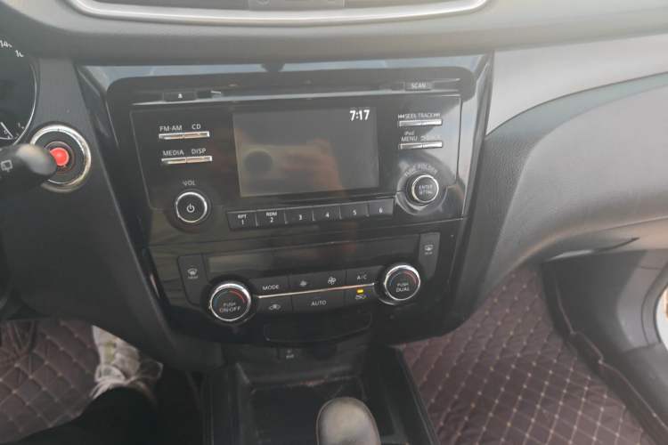 Used Nissan X-Trail 2014 2.0L CVT Comfort Edition 2WD Audio And AC Panel