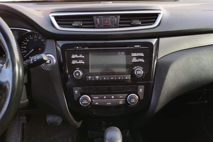 Used Nissan X-Trail 2014 2.0L CVT Comfort Edition 2WD Audio And AC Panel
