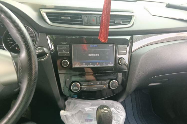 Used Nissan X-Trail 2014 2.5L CVT Luxury Edition 4WD Audio And AC Panel