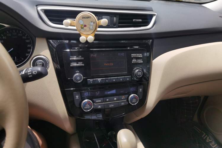 Used Nissan X-Trail 2014 2.0L CVT Comfort Edition 2WD Audio And AC Panel