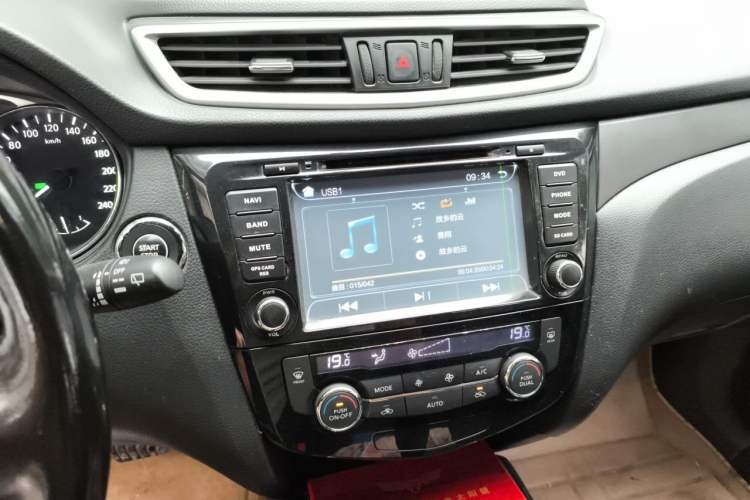 Used Nissan X-Trail 2014 2.0L CVT Comfort Edition 2WD Audio And AC Panel