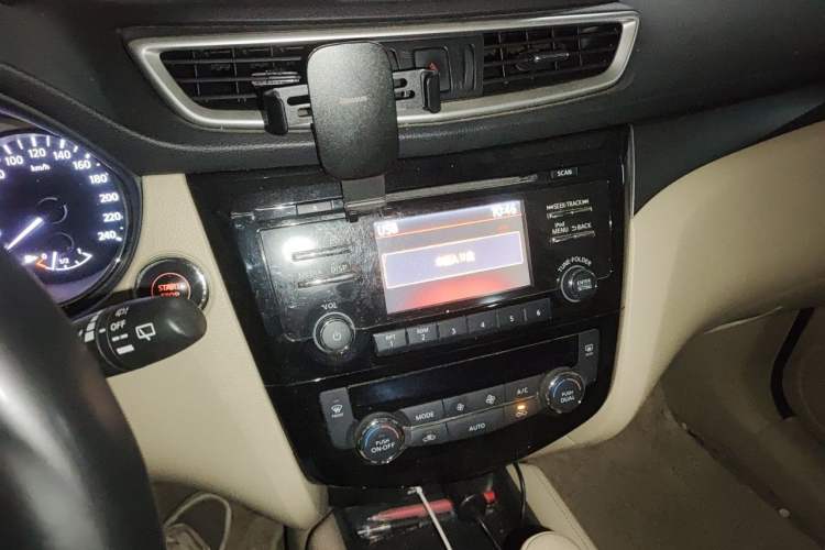 Used Nissan X-Trail 2014 2.0L CVT Comfort Edition 2WD Audio And AC Panel