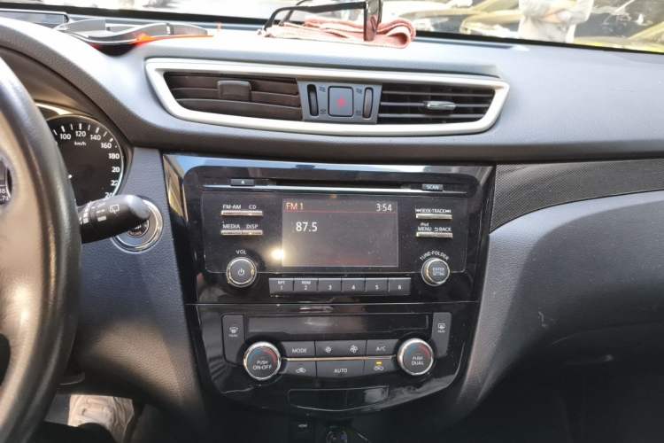 Used Nissan X-Trail 2014 2.5L CVT Luxury Edition 4WD Audio And AC Panel