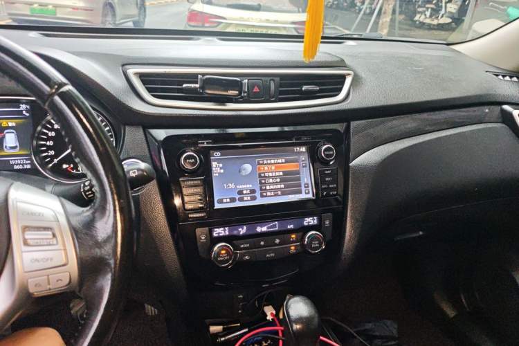 Used Nissan X-Trail 2014 2.5L CVT Luxury Edition 4WD Audio And AC Panel