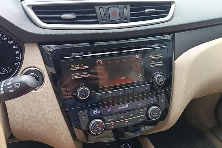 Used Nissan X-Trail 2014 2.0L CVT Comfort Edition 2WD Audio And AC Panel