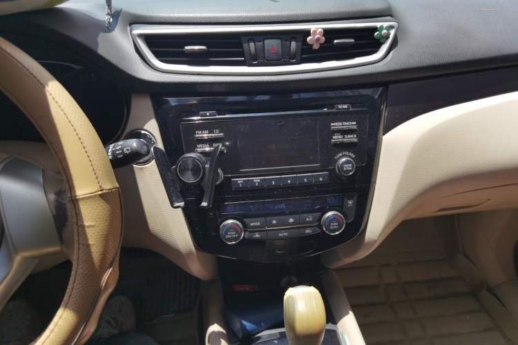 Used Nissan X-Trail 2014 2.0L CVT Comfort Edition 2WD Audio And AC Panel