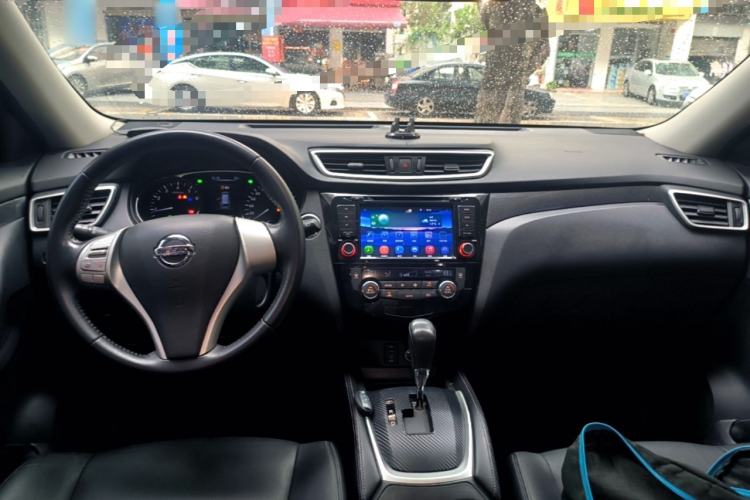 Used Nissan X-Trail 2014 2.5L CVT Leading Edition 4WD Center Console