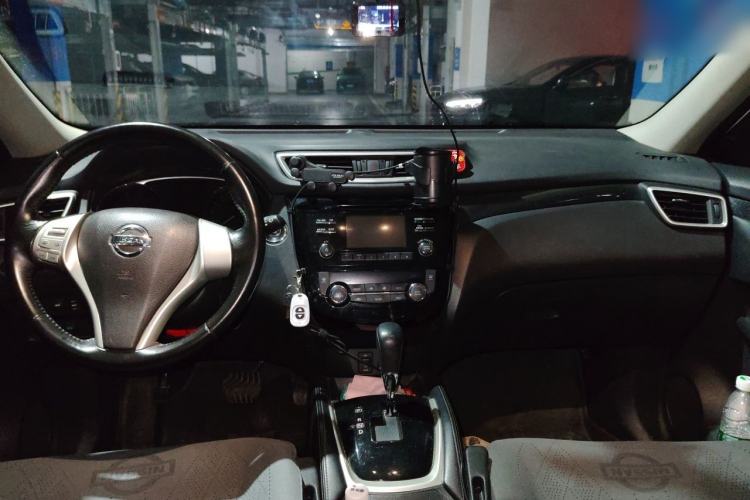 Used Nissan X-Trail 2014 2.5L CVT Luxury Edition 4WD Center Console