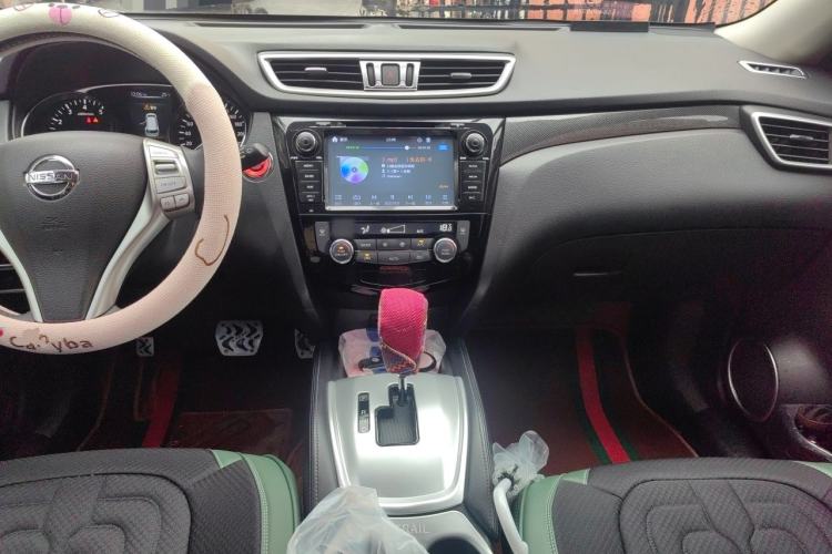 Used Nissan X-Trail 2014 2.5L CVT Luxury Edition 4WD Center Console