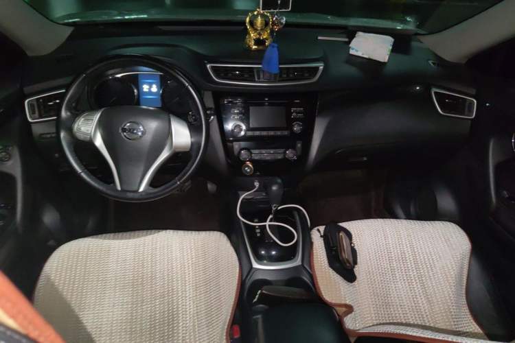 Used Nissan X-Trail 2014 2.5L CVT Leading Edition 4WD Center Console