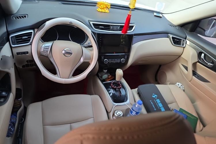 Used Nissan X-Trail 2014 2.5L CVT Leading Edition 4WD Center Console