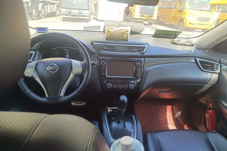 Used Nissan X-Trail 2014 2.5L CVT Leading Edition 4WD Center Console