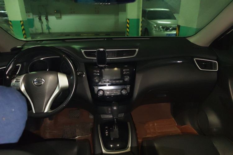 Used Nissan X-Trail 2014 2.5L CVT Leading Edition 4WD Center Console