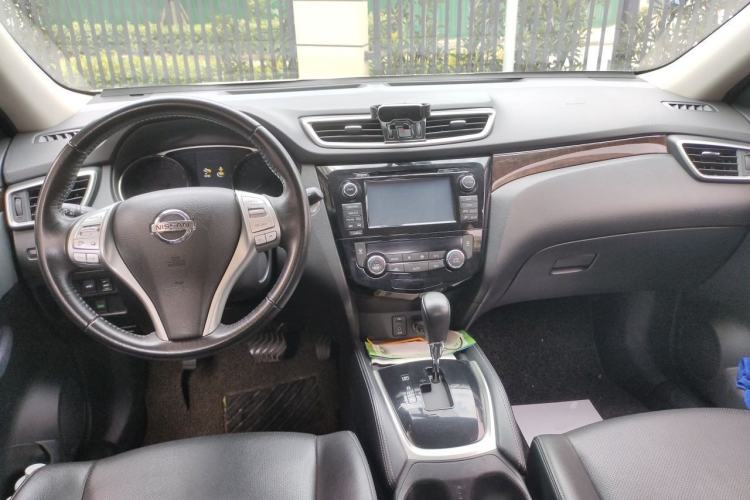 Used Nissan X-Trail 2014 2.5L CVT Ultimate Edition 4WD Center Console
