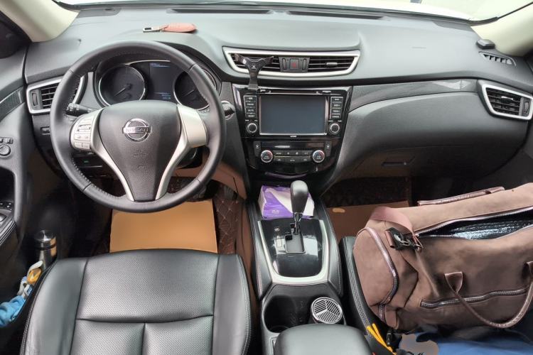 Used Nissan X-Trail 2014 2.5L CVT Luxury Edition 4WD Center Console