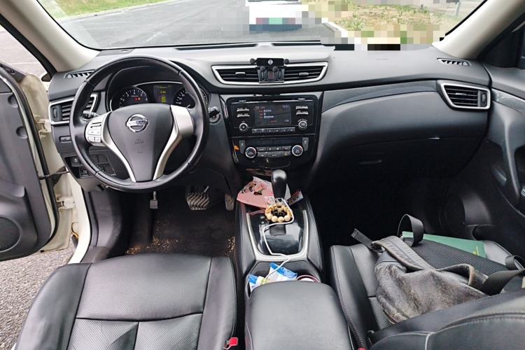 Used Nissan X-Trail 2014 2.5L CVT Leading Edition 4WD Center Console