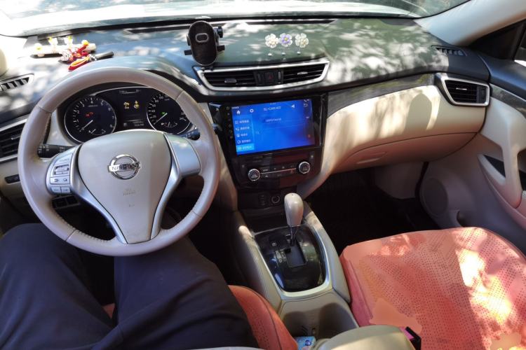 Used Nissan X-Trail 2014 2.5L CVT Leading Edition 4WD Center Console