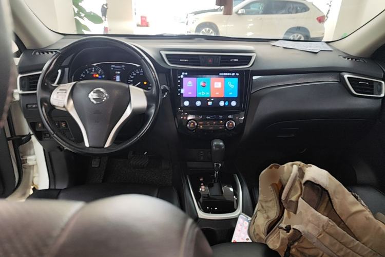 Used Nissan X-Trail 2014 2.5L CVT Luxury Edition 4WD Center Console