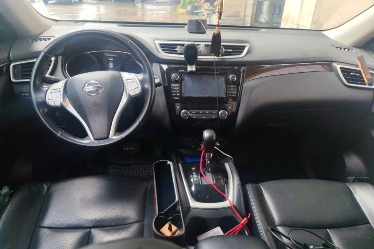 Used Nissan X-Trail 2014 2.5L CVT Ultimate Edition 4WD Center Console