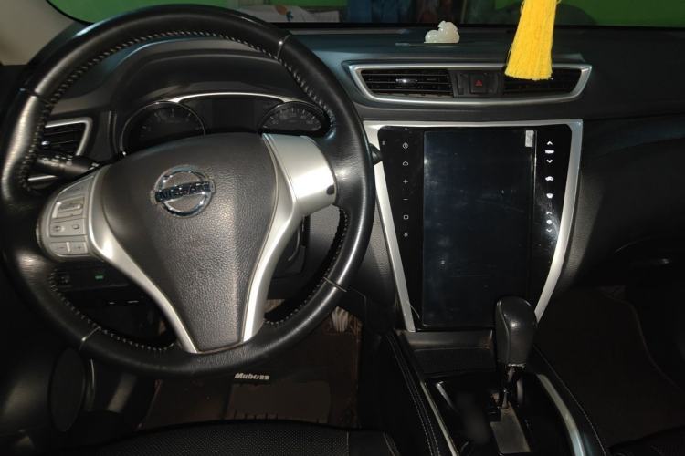 Used Nissan X-Trail 2014 2.5L CVT Luxury Edition 4WD Center Console