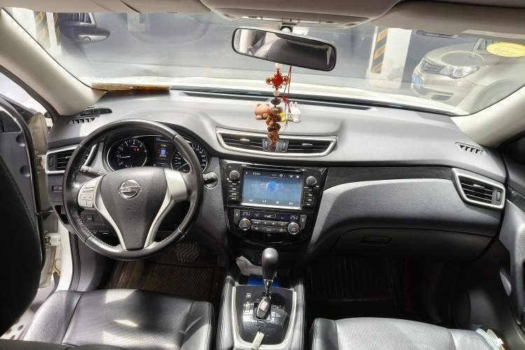 Used Nissan X-Trail 2014 2.5L CVT Leading Edition 4WD Center Console