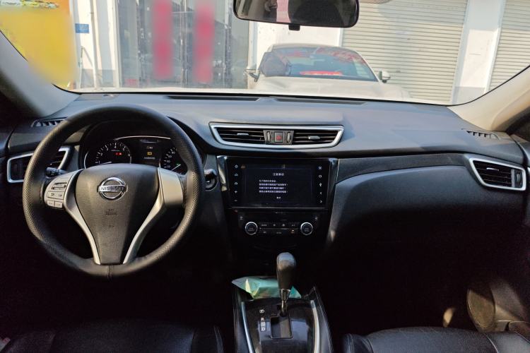 Used Nissan X-Trail 2014 2.5L CVT Leading Edition 4WD Center Console