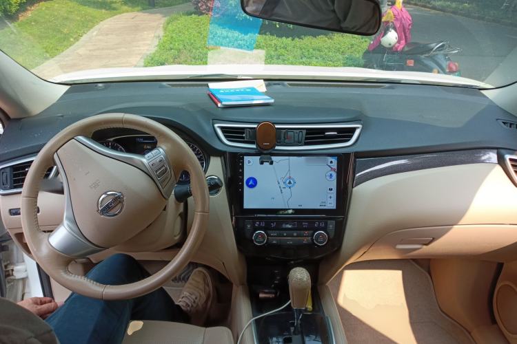 Used Nissan X-Trail 2014 2.5L CVT Leading Edition 4WD Center Console