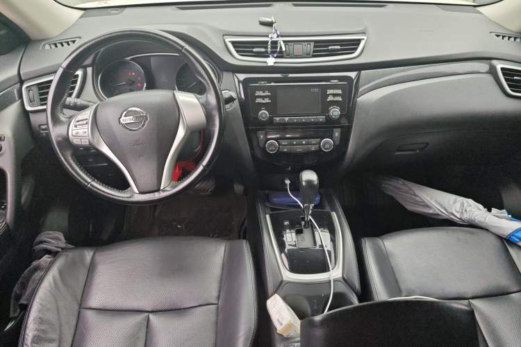 Used Nissan X-Trail 2014 2.5L CVT Luxury Edition 4WD Center Console