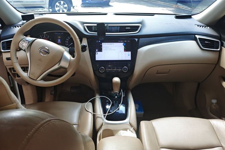 Used Nissan X-Trail 2014 2.5L CVT Luxury Edition 4WD Center Console