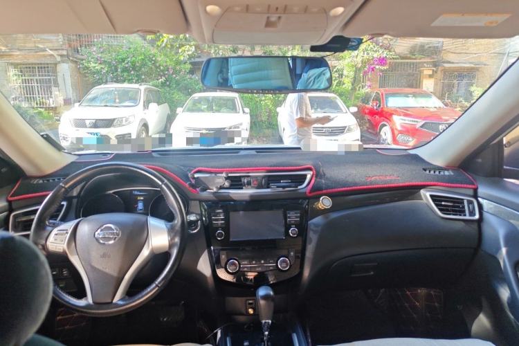 Used Nissan X-Trail 2014 2.5L CVT Leading Edition 4WD Center Console