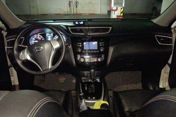 Used Nissan X-Trail 2014 2.5L CVT Luxury Edition 4WD Center Console