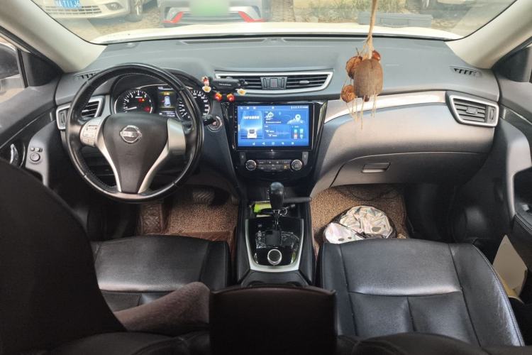 Used Nissan X-Trail 2014 2.5L CVT Leading Edition 4WD Center Console