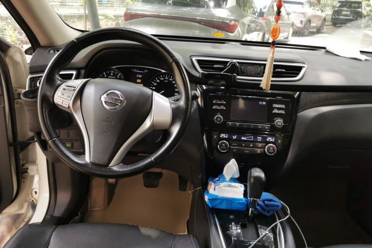 Used Nissan X-Trail 2014 2.5L CVT Leading Edition 4WD Center Console