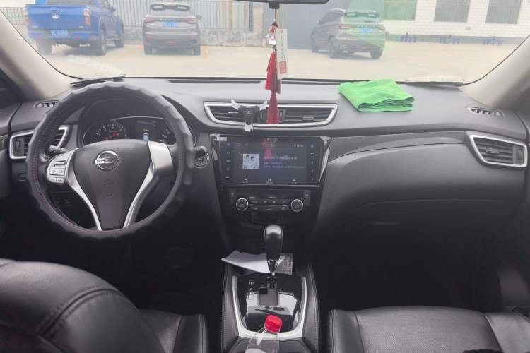 Used Nissan X-Trail 2014 2.5L CVT Luxury Edition 4WD Center Console