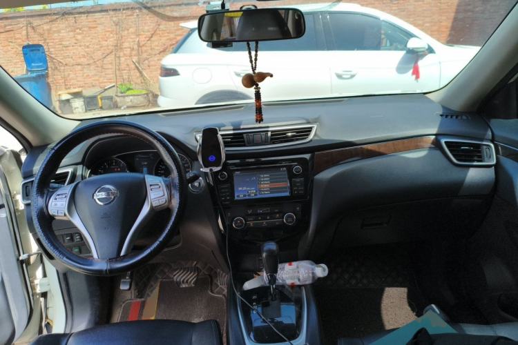 Used Nissan X-Trail 2014 2.5L CVT Ultimate Edition 4WD Center Console