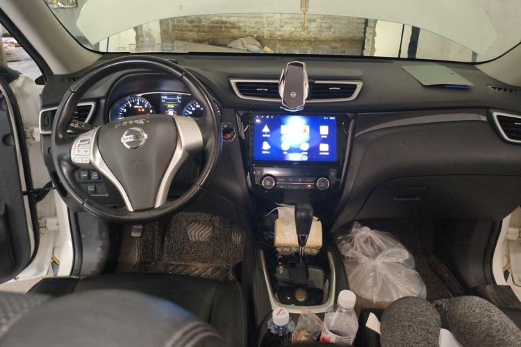 Used Nissan X-Trail 2014 2.5L CVT Luxury Edition 4WD Center Console