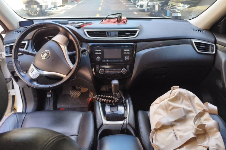 Used Nissan X-Trail 2014 2.5L CVT Luxury Edition 4WD Center Console