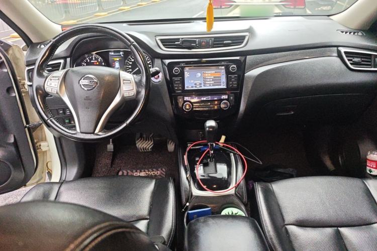 Used Nissan X-Trail 2014 2.5L CVT Luxury Edition 4WD Center Console