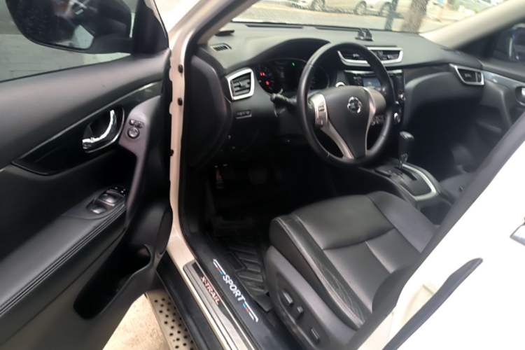 Used Nissan X-Trail 2014 2.5L CVT Leading Edition 4WD Driver Seat