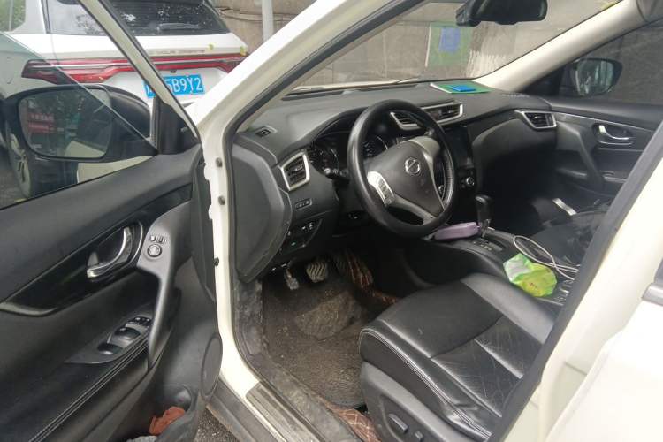 Used Nissan X-Trail 2014 2.5L CVT Luxury Edition 4WD Driver Seat