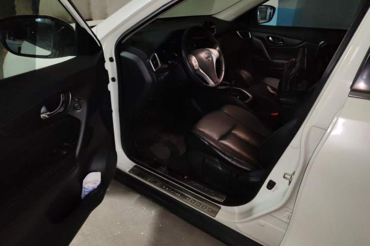 Used Nissan X-Trail 2014 2.0L CVT Comfort Edition 2WD Driver Seat