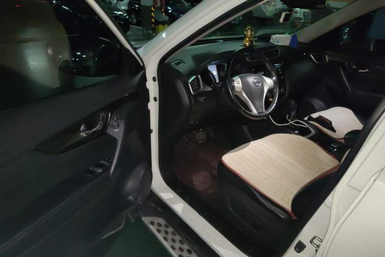 Used Nissan X-Trail 2014 2.5L CVT Leading Edition 4WD Driver Seat