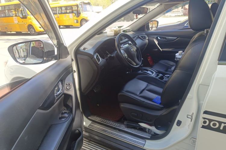 Used Nissan X-Trail 2014 2.5L CVT Leading Edition 4WD Driver Seat