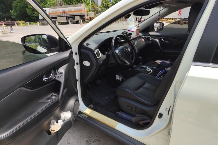 Used Nissan X-Trail 2014 2.5L CVT Luxury Edition 4WD Driver Seat