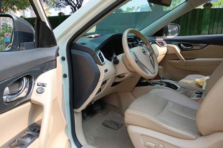 Used Nissan X-Trail 2014 2.5L CVT Leading Edition 4WD Driver Seat