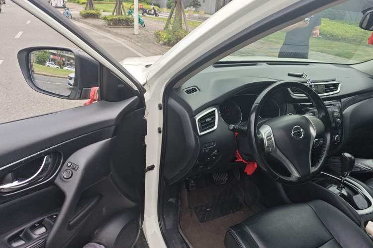 Used Nissan X-Trail 2014 2.5L CVT Luxury Edition 4WD Driver Seat