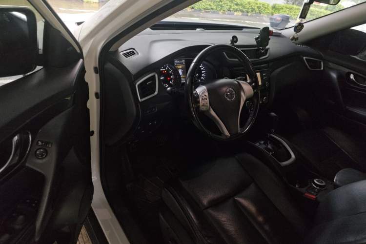 Used Nissan X-Trail 2014 2.5L CVT Luxury Edition 4WD Driver Seat
